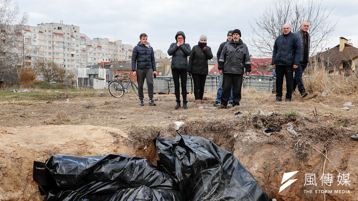 俄羅斯入侵行動未歇,烏克蘭布查鎮一座教堂後的大型墓穴中,堆放著數十具用黑色袋存放的屍體,居民悼念時難忍淚水。俄軍攻佔烏克蘭布查鎮期間,被指殺害逾300名當地居民。(Daniel S. Y. Ceng攝) 俄羅斯入侵行動未歇,烏克蘭布查鎮一座教堂後的大型墓穴中,堆放著數十具用黑色袋存放的屍體,居民悼念時難忍淚水。俄軍攻佔烏克蘭布查鎮期間,被指殺害逾300名當地居民。(Daniel S. Y. Ceng攝)