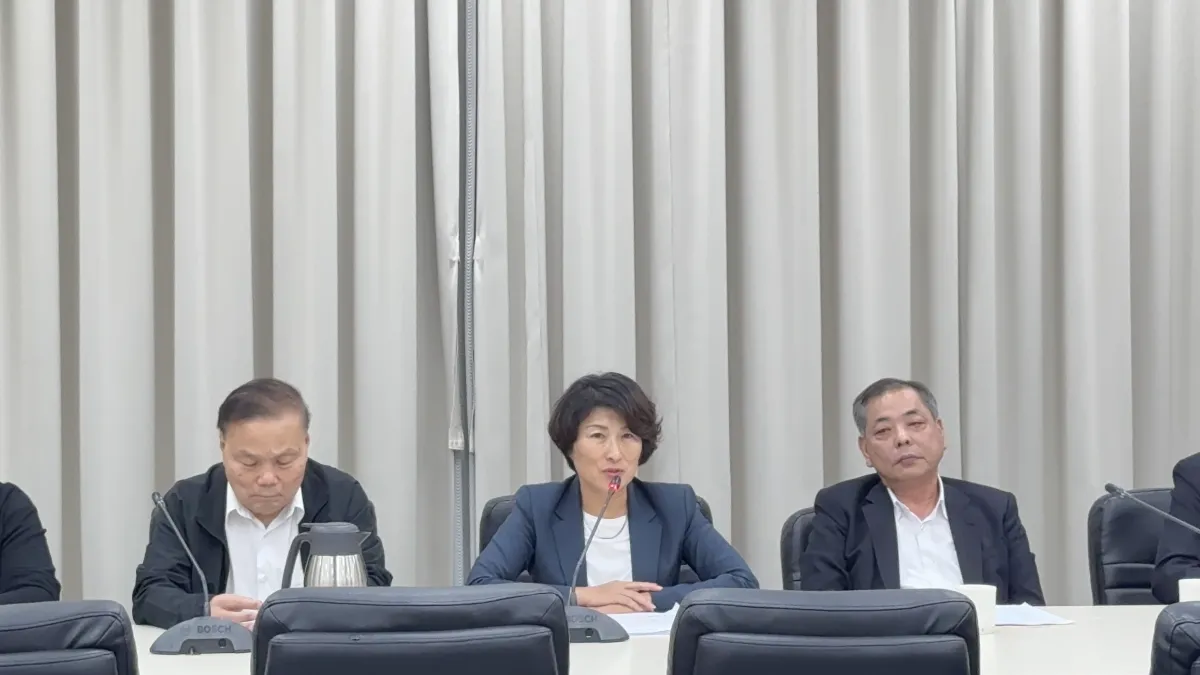 臺東縣長饒慶鈴親赴行政院遞交訴願書,請求行政院撤銷該處分。(圖/臺東縣政府提供)