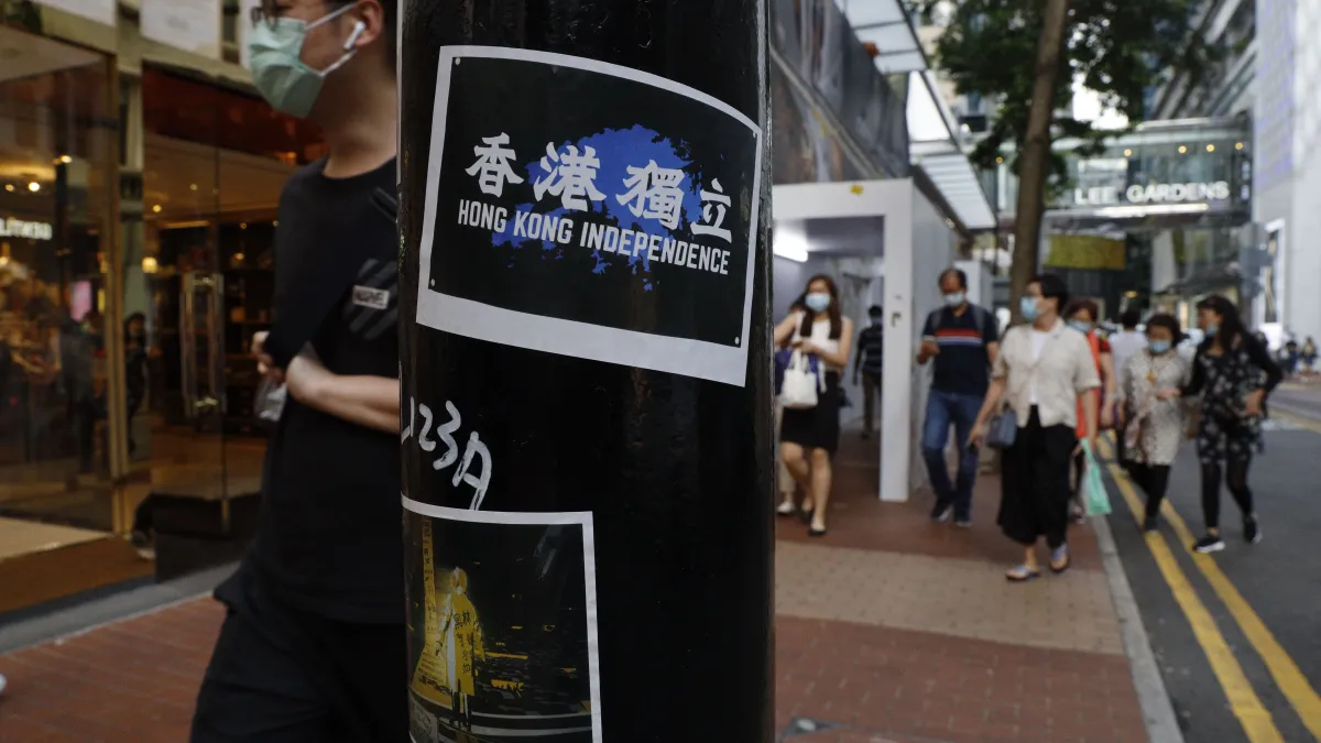 2020年7月,香港警方強力鎮壓反對「港版國安法」運動,街頭仍可見支持香港獨立的海報(AP)