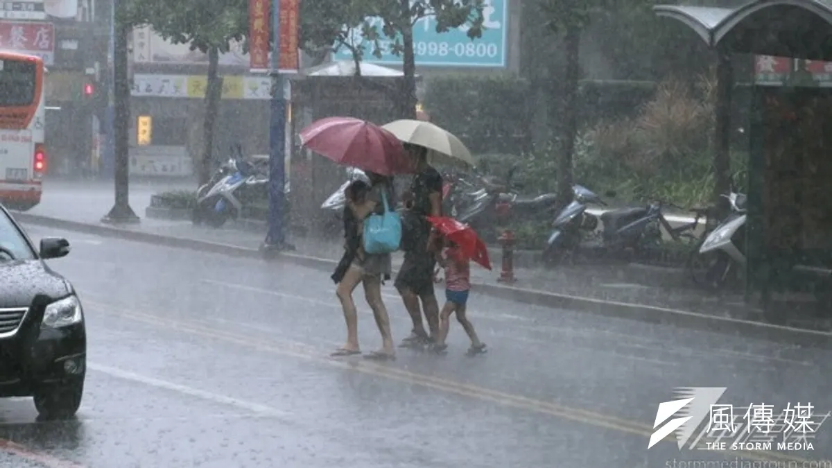 第26號颱風過去3小時暴風圈縮小,中心位於鵝鑾鼻西北西方近海,向東北轉東北東移動,對臺南以南及臺東構成威脅。(示意圖/余志偉攝)