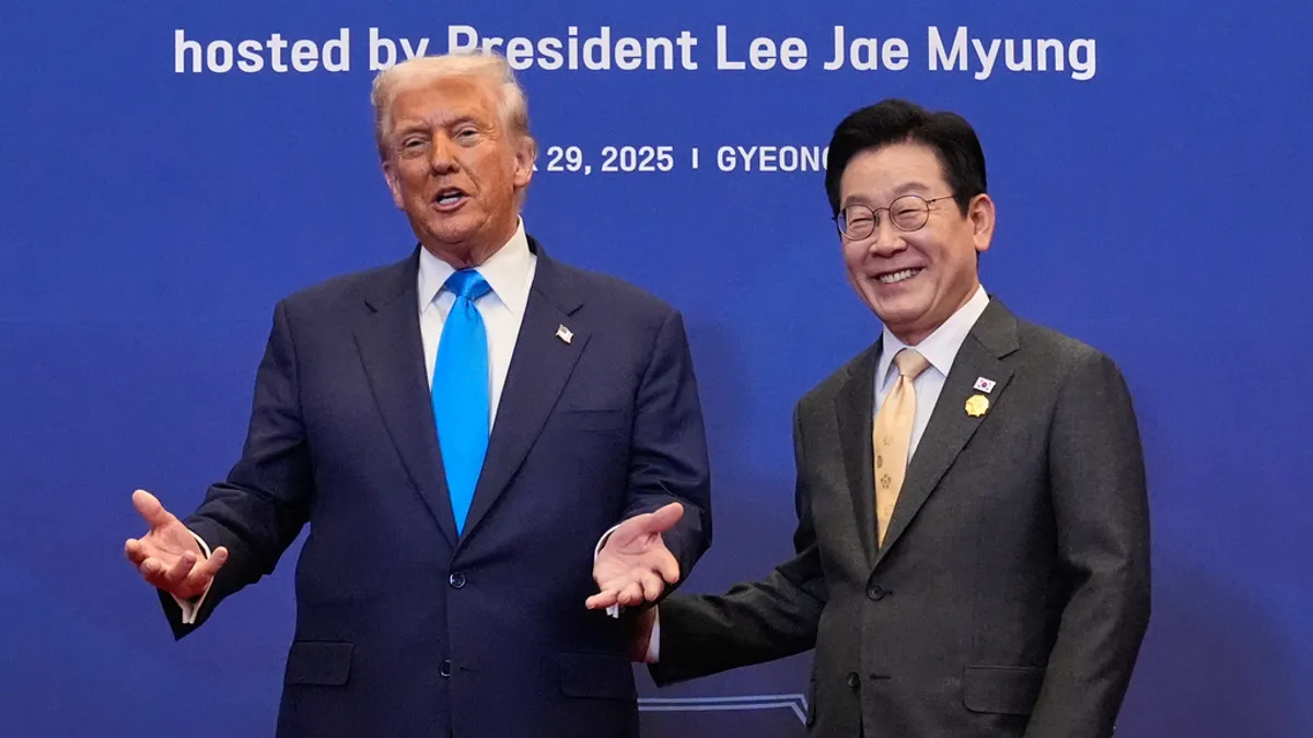 慶州APECディナーに出席するトランプ氏(左)と李在明氏の記念撮影。(AP通信) 慶州APECディナーに出席するトランプ氏(左)と李在明氏の記念撮影。(AP通信)