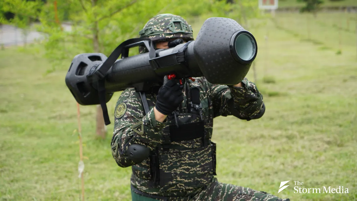 The "Kestrel II anti-armor rocket," independently developed by the National Chung-Shan Institute of Science and Technology (NCSIST) to enhance asymmetric warfare and urban combat capabilities, has been publicly revealed for the first time. (Photo by Chang