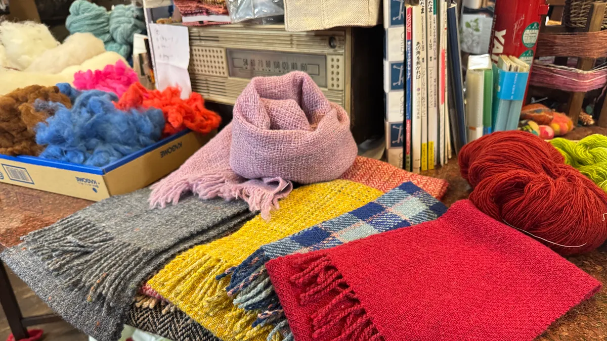 みちのくあかね会は、戦後未亡人の自立支援から始まり、今も女性主体でホームスパンを製造し次世代へ技術を受け継いでいる。(写真/黃信維撮影) みちのくあかね会は、戦後未亡人の自立支援から始まり、今も女性主体でホームスパンを製造し次世代へ技術を受け継いでいる。(写真/黃信維撮影)