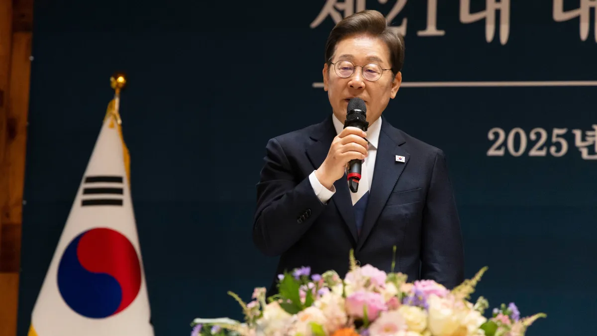 2025年6月4日,南韓總統李在明與政黨領袖會談時發言。(美聯社)