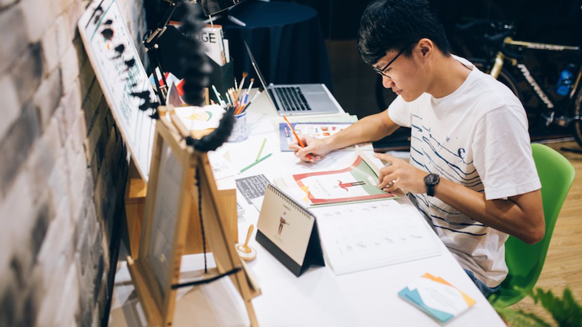 埋首於海量資訊的啾啾鞋,將冷知識轉化成有趣的影片,肩負起知識包裝與轉述的使命。(圖/Hahow好學校提供) 埋首於海量資訊的啾啾鞋,將冷知識轉化成有趣的影片,肩負起知識包裝與轉述的使命。(圖/Hahow好學校提供)