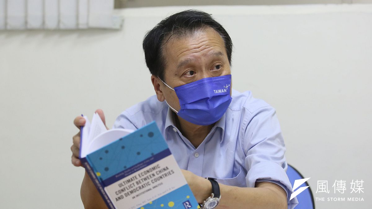 中研院士朱敬一出新書,中國及東亞法律專家孔傑榮指出,這本書不僅是給經濟學者專家看的,也是寫給關心世界兩大強權發展的讀者看。(柯承惠攝) 中研院士朱敬一出新書,中國及東亞法律專家孔傑榮指出,這本書不僅是給經濟學者專家看的,也是寫給關心世界兩大強權發展的讀者看。(柯承惠攝)