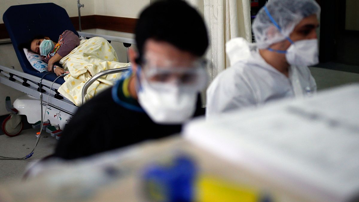 醫師吳昌騰就在臉書提醒,感染新冠肺炎,病毒將在全身到處亂跑,於各個器官、部位造成破壞。圖為示意圖。(資料照,美聯社) 醫師吳昌騰就在臉書提醒,感染新冠肺炎,病毒將在全身到處亂跑,於各個器官、部位造成破壞。圖為示意圖。(資料照,美聯社)