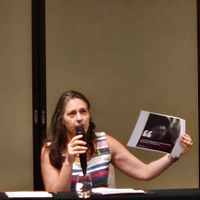 2025年6月23日、台北での記者会見で、イスラエル駐台代表のマヤ・ヤロン氏がイラン最高指導者ハメネイの写真を持ち、彼が「イランの使命は中東からイスラエルを地図上から消すことだ」と述べたことを指摘している。(写真/王秋燕撮影) 2025年6月23日、台北での記者会見で、イスラエル駐台代表のマヤ・ヤロン氏がイラン最高指導者ハメネイの写真を持ち、彼が「イランの使命は中東からイスラエルを地図上から消すことだ」と述べたことを指摘している。(写真/王秋燕撮影)