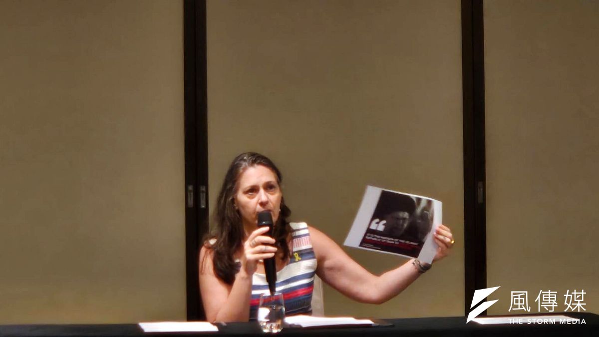 2025年6月23日、台北での記者会見で、イスラエル駐台代表のマヤ・ヤロン氏がイラン最高指導者ハメネイの写真を持ち、彼が「イランの使命は中東からイスラエルを地図上から消すことだ」と述べたことを指摘している。(写真/王秋燕撮影) 2025年6月23日、台北での記者会見で、イスラエル駐台代表のマヤ・ヤロン氏がイラン最高指導者ハメネイの写真を持ち、彼が「イランの使命は中東からイスラエルを地図上から消すことだ」と述べたことを指摘している。(写真/王秋燕撮影)