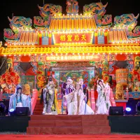 「2026天后派對」結合媽祖與「霹靂布袋戲」,於4月30日至5月3日勞動節連假登場。(圖/苑裡鎮農會提供) 「2026天后派對」結合媽祖與「霹靂布袋戲」,於4月30日至5月3日勞動節連假登場。(圖/苑裡鎮農會提供)
