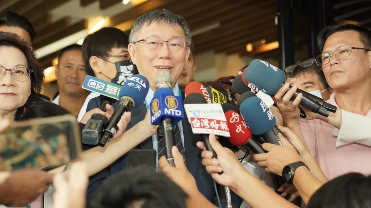 民眾黨總統參選人柯文哲今日前往彰化出席彰化縣黨團成立大會,提到政黨協商最起碼有自己、朱立倫、侯友宜3人是「基本咖」。(民眾黨提供)