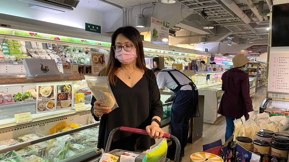 眉頭微微蹙起,嫌棄她剛從超市採買回來的一干食材,像嫌棄她家的兩層樓透天厝,四方格子,過於平實無華。(示意圖/新北市政府農業局提供)