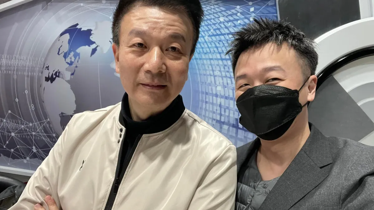 國民黨黃復興黨部桃園支部前主委于北辰(左)在臉書宣布退出國民黨,名嘴李正皓秀出兩人合照表示,「學弟加油,未來的路更寬。」(取自李正皓臉書)