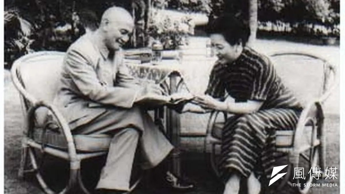 蔣介石支持兒子蔣經國打貪,唯不敵孔宋家族(照片為蔣氏伉儷,取自維基百科)