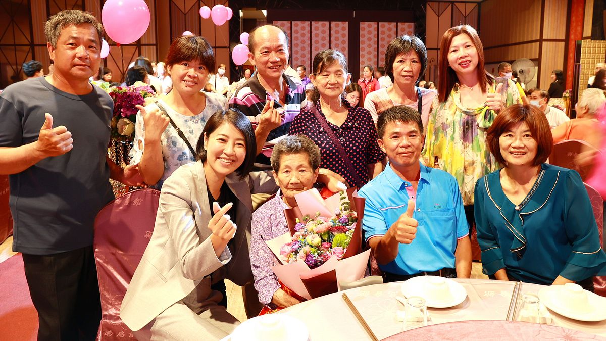 南投縣長許淑華出席由南投市公所及中寮鄉公所主辦的慶祝母親節暨模範母親表揚活動,並且跟模範母親恭賀問候,並合影留念。(圖/南投縣政府) 南投縣長許淑華出席由南投市公所及中寮鄉公所主辦的慶祝母親節暨模範母親表揚活動,並且跟模範母親恭賀問候,並合影留念。(圖/南投縣政府)