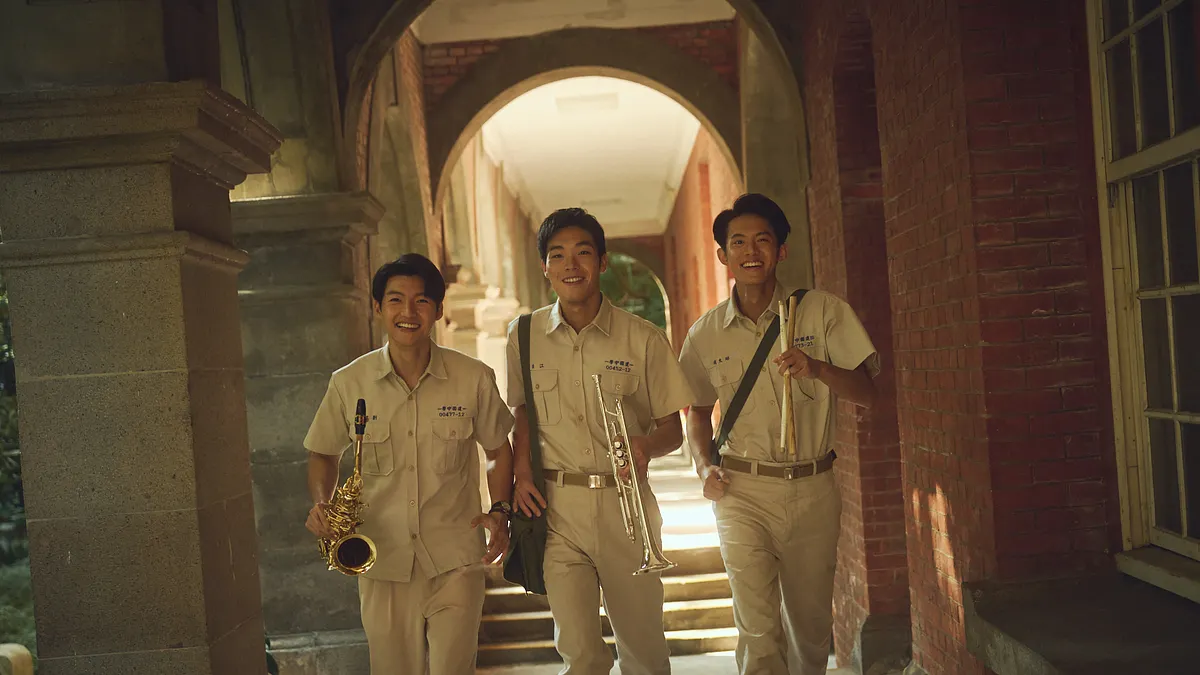 電影《進行曲》描述建中樂旗隊的故事,由新人牧森(圖中)、劉育仁(圖左)、余杰恩(圖右)主演。(華映公司提供) 電影《進行曲》描述建中樂旗隊的故事,由新人牧森(圖中)、劉育仁(圖左)、余杰恩(圖右)主演。(華映公司提供)