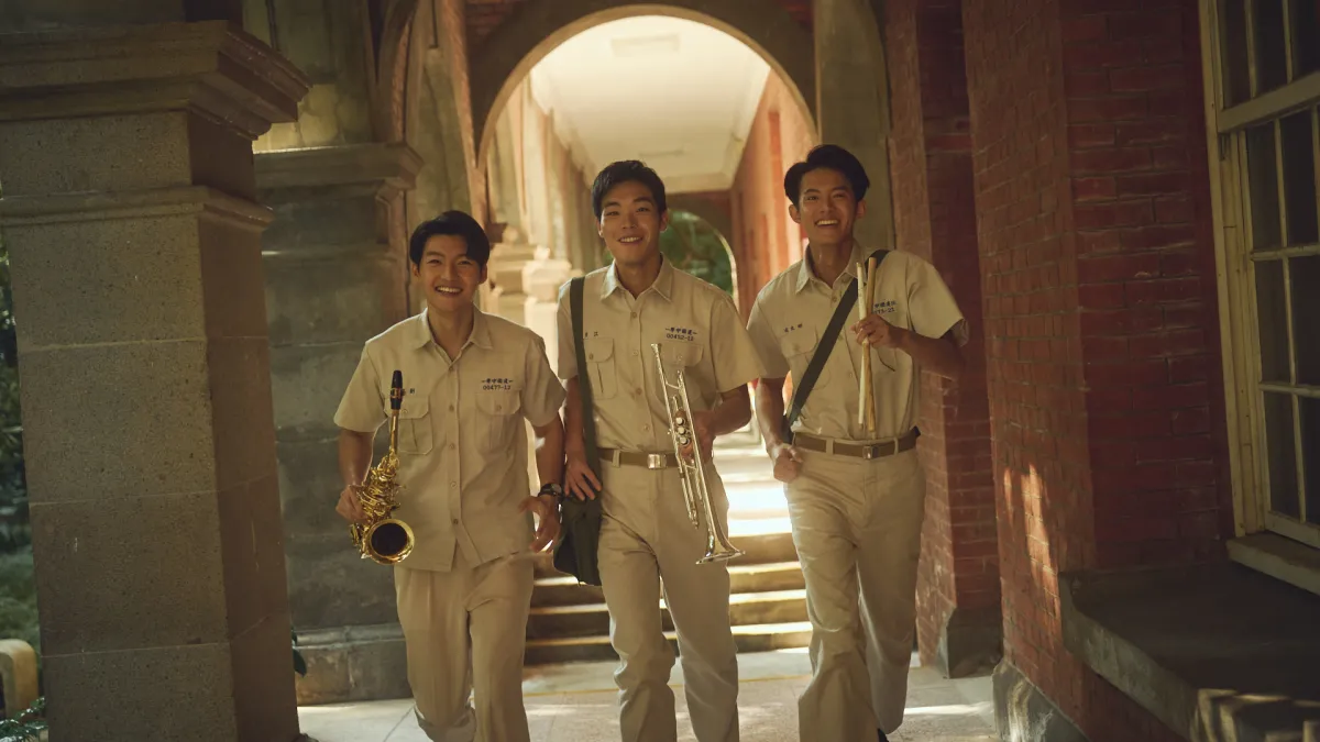 電影《進行曲》描述建中樂旗隊的故事,由新人牧森(圖中)、劉育仁(圖左)、余杰恩(圖右)主演。(華映公司提供)