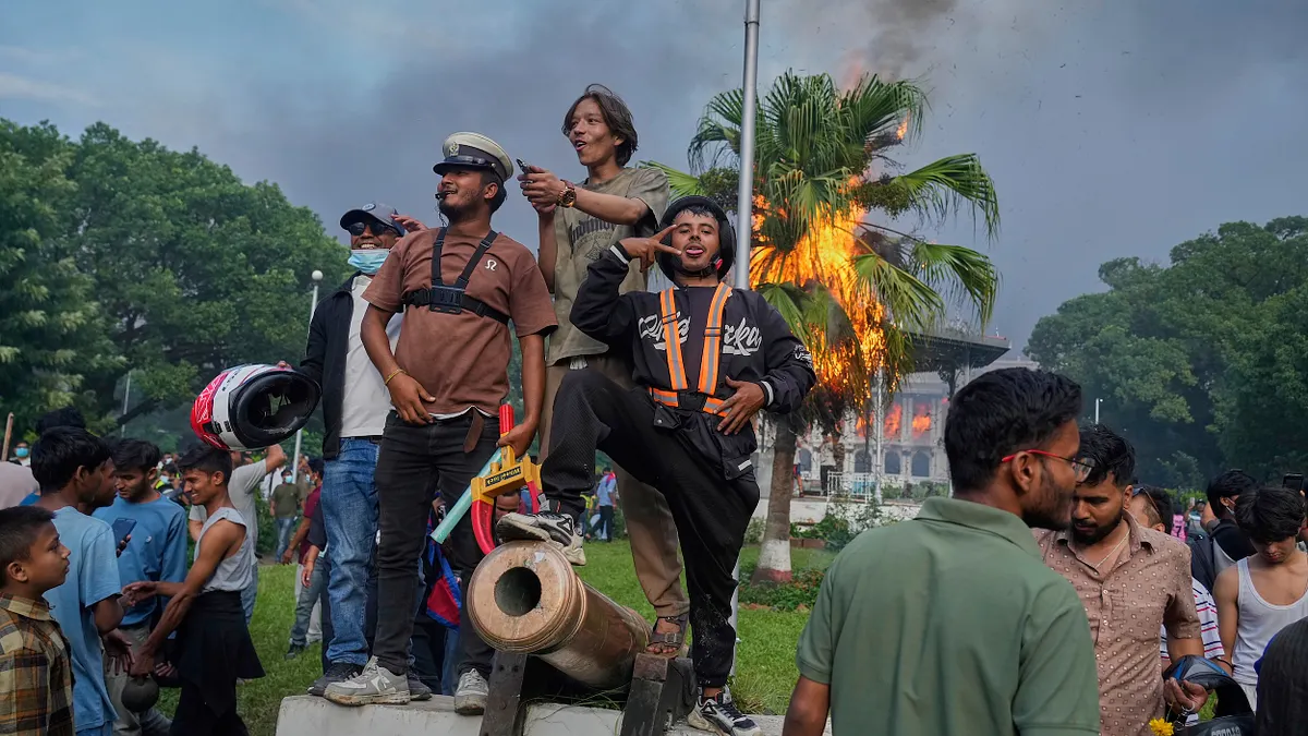 2025年9月9日,尼泊爾首都加德滿都爆發大規模抗爭,辛哈杜巴宮(尼泊爾政府各部會和辦公室所在地)被縱火焚燒。(美聯社) 2025年9月9日,尼泊爾首都加德滿都爆發大規模抗爭,辛哈杜巴宮(尼泊爾政府各部會和辦公室所在地)被縱火焚燒。(美聯社)