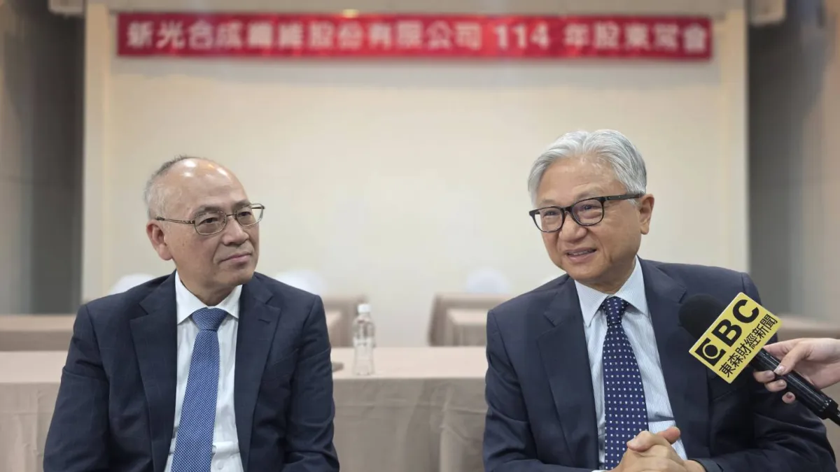 新光合纖27日召開股東會,會後董事長吳東昇(右起)與總經理歐金達共同受訪。(魏鑫陽攝)
