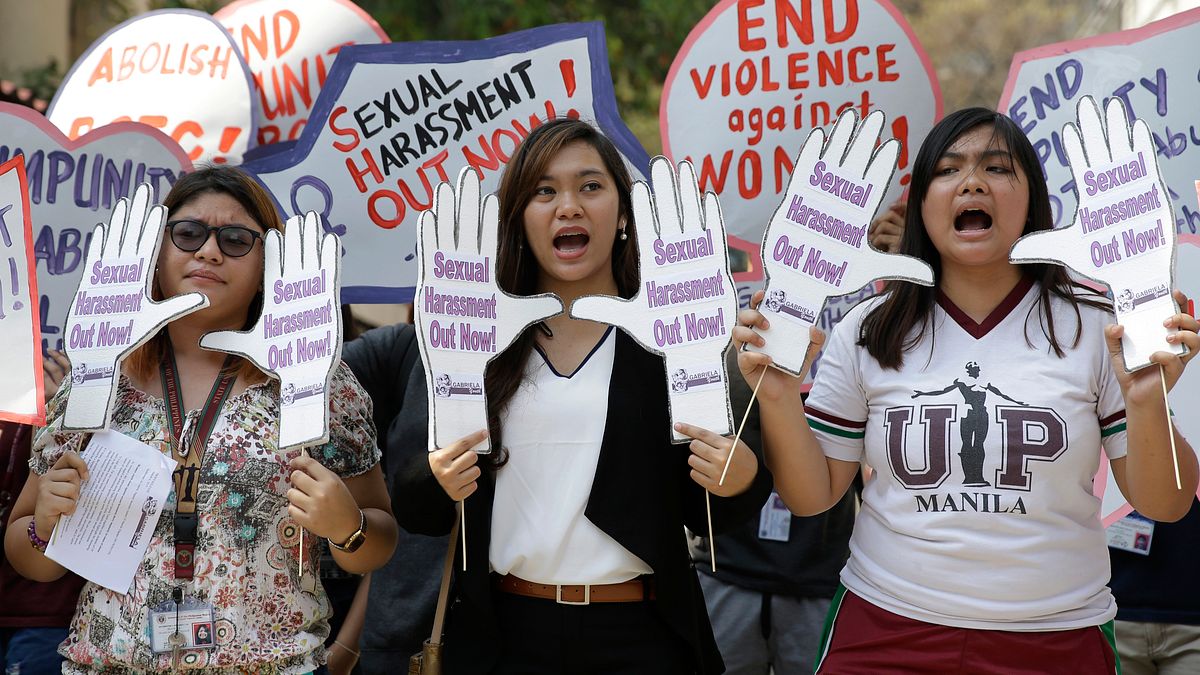 作者呼籲性騷擾受害者站出來,將能鼓勵那些曾有同樣經驗,或仍在經歷同樣經驗的同學,打破沉默,揭發性犯罪,這會是整個社會一場瓦解性別宰制的奮鬥。圖為菲律賓的女學生走上街頭,抗議性騷擾的情況始終沒有改善。(資料照,美聯社) 作者呼籲性騷擾受害者站出來,將能鼓勵那些曾有同樣經驗,或仍在經歷同樣經驗的同學,打破沉默,揭發性犯罪,這會是整個社會一場瓦解性別宰制的奮鬥。圖為菲律賓的女學生走上街頭,抗議性騷擾的情況始終沒有改善。(資料照,美聯社)