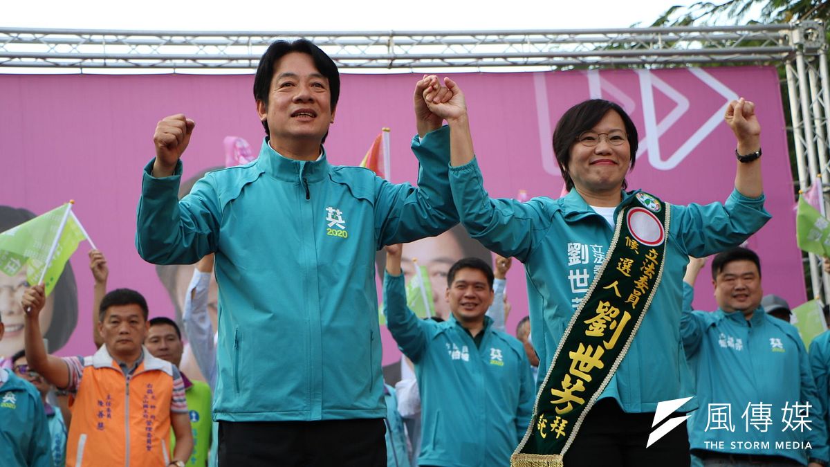 立法委員劉世芳(右)舉行競選總部成立大會,民進黨副總統候選人賴清德(左)特別南下力挺。(圖/徐炳文攝) 立法委員劉世芳(右)舉行競選總部成立大會,民進黨副總統候選人賴清德(左)特別南下力挺。(圖/徐炳文攝)