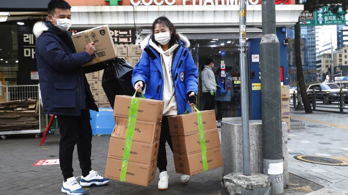 武漢肺炎疫情延燒,南韓首爾的民眾也在搶購口罩。(美聯社)