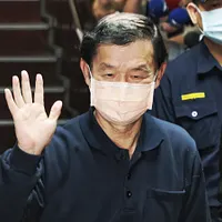 前台北市副市長の彭振聲氏は、7月1日に京華城事件で出廷したが、妻が自殺したという知らせを受け、感情が崩壊した。(写真/柯承惠撮影) 前台北市副市長の彭振聲氏は、7月1日に京華城事件で出廷したが、妻が自殺したという知らせを受け、感情が崩壊した。(写真/柯承惠撮影)