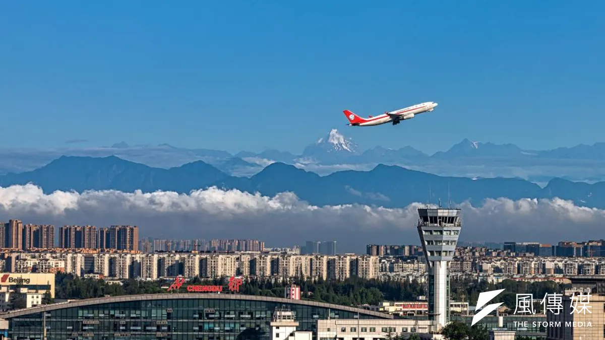 7月底開始,長榮航空、華航從台灣直飛成都的班機,將從天府機場改為雙流機場起降,引發台灣航班從國際線改為國內線的討論。圖為一架飛機從成都雙流機場起飛。(新華社發,四川航空提供)