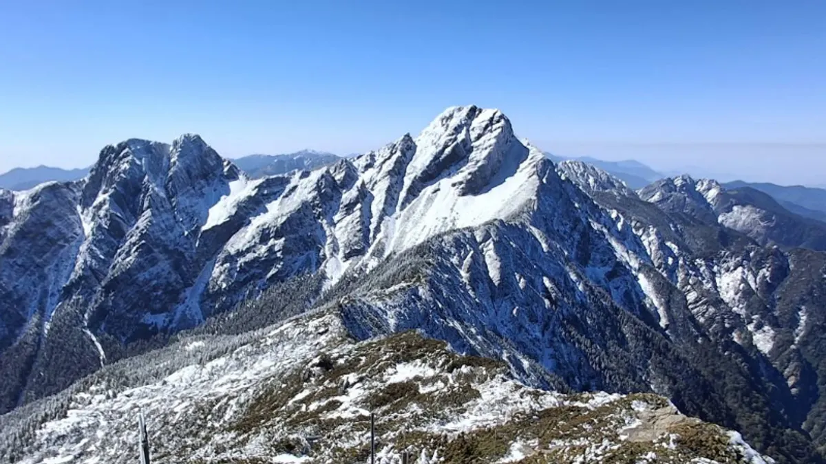 2025年春分前降雪讓台灣高山變成一片雪白,造成台灣近期山難事件頻傳。(圖/氣象署提供) 2025年春分前降雪讓台灣高山變成一片雪白,造成台灣近期山難事件頻傳。(圖/氣象署提供)