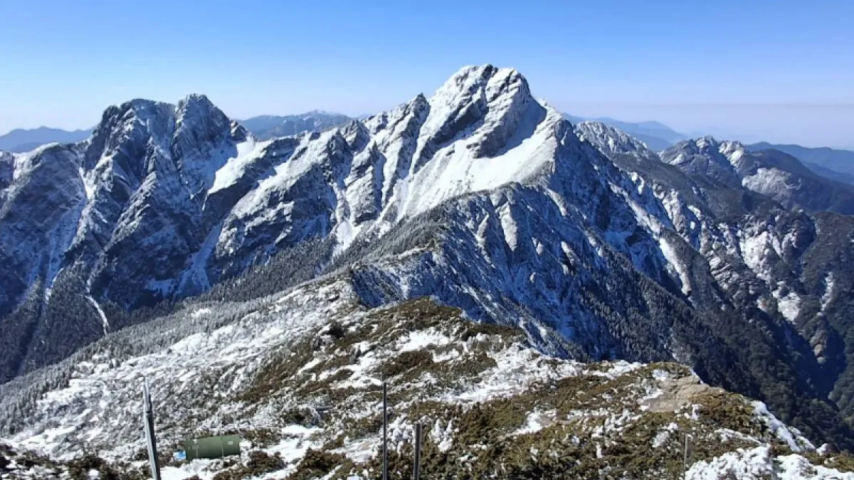 2025年春分前降雪讓台灣高山變成一片雪白,造成台灣近期山難事件頻傳。(圖/氣象署提供)