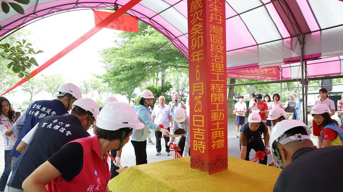 新興排水朱丹灣區段治理工程由雲林縣長張麗善等人共同動土,完工後可望有效解決當地積淹水問題。(圖/雲林縣政府水利處提供) 新興排水朱丹灣區段治理工程由雲林縣長張麗善等人共同動土,完工後可望有效解決當地積淹水問題。(圖/雲林縣政府水利處提供)
