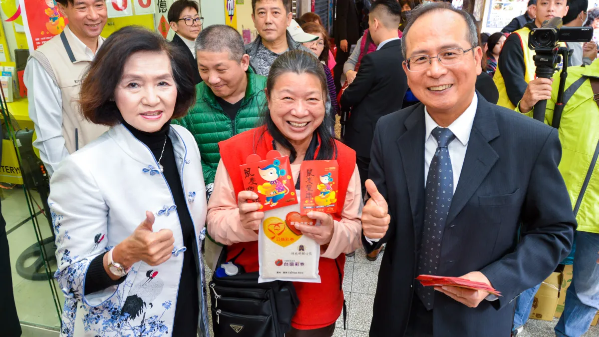 宜蘭縣長林姿妙(左)、台彩副總經理謝志宏(右)走訪彩卷行,用行動挺公益。(圖/宜蘭縣政府提供)