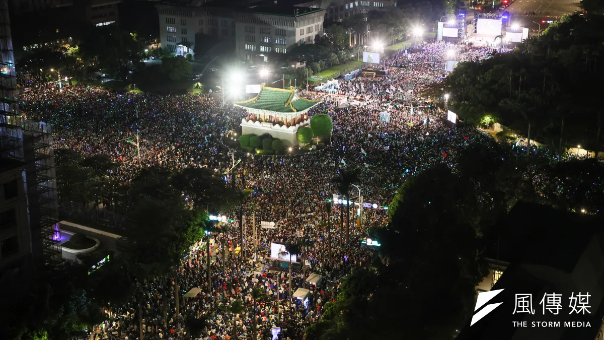 民眾黨於投票日前一天在凱道舉辦選前之夜,現場湧入大批人潮。(資料照,顏麟宇攝)