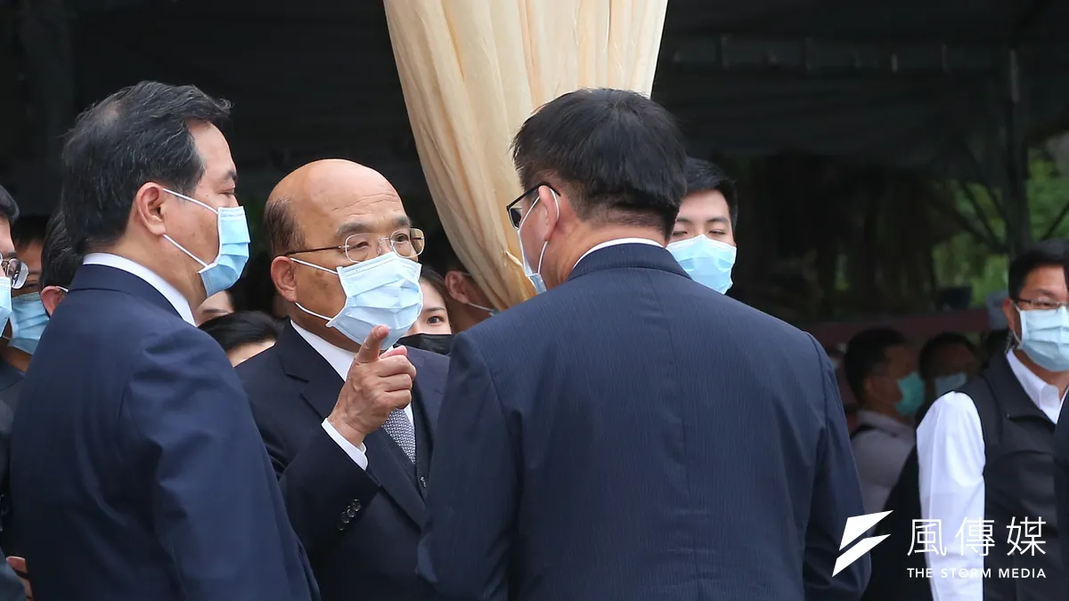 《網路溫度計》統計行政院長蘇貞昌(左二)1月中旬至4月17日的聲量,結果顯示負面聲量占了總體的29%。圖為蘇貞昌與交通部長林佳龍(中)15日出席事故罹難者聯合公祭 。(資料照,顏麟宇攝)