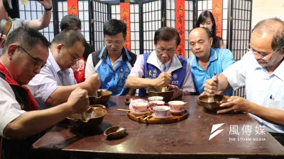 南投縣府辦茶博記者會,縣長林明溱跟主辦農會及與會貴賓,一起體驗客家擂茶。(圖/王秀禾攝)