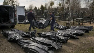 2022年4月7日,工作人員正準備將布查大屠殺的罹難者遺體下葬。(美聯社)