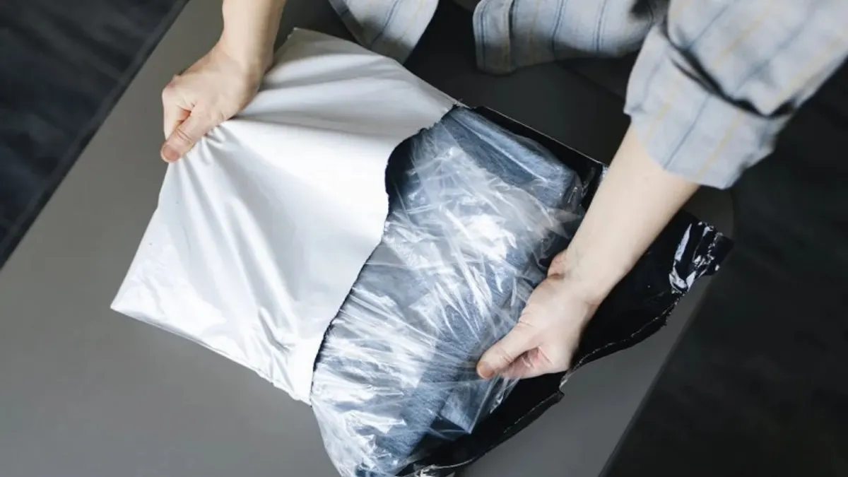 3 月 1 日起,跨境網購全面強制實施「預先委任」,否則貨物將直接卡關甚至退運,誤購五類違禁品最高更面臨 300 萬元重罰。(示意圖/取自pexels)