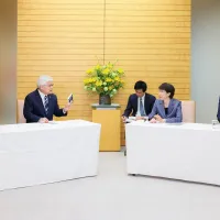 TSMCのウェイ会長による高市首相への表敬訪問での一幕。ウェイ氏が首相の著書を取り出すサプライズに高市氏が驚きの表情を見せ話題となったほか、熊本第2工場の「3ナノ」格上げという歴史的な投資拡大も表明された。(写真/首相官邸) TSMCのウェイ会長による高市首相への表敬訪問での一幕。ウェイ氏が首相の著書を取り出すサプライズに高市氏が驚きの表情を見せ話題となったほか、熊本第2工場の「3ナノ」格上げという歴史的な投資拡大も表明された。(写真/首相官邸)