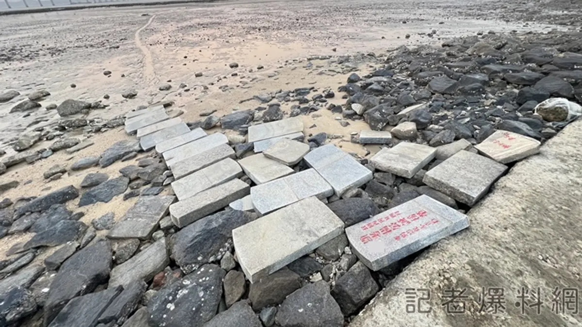 金門「海景電影院」驚見一條由墓碑鋪成的石板步道。(圖/翻攝自記者爆料網) 金門「海景電影院」驚見一條由墓碑鋪成的石板步道。(圖/翻攝自記者爆料網)