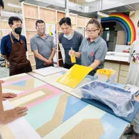 桃竹苗分署開辦建築裝修及漆作等職業訓練課程,透過專業師資實作教學,協助學員培養專業技能,提升就業競爭力。(圖/勞動力發展署桃竹苗分署提供) 桃竹苗分署開辦建築裝修及漆作等職業訓練課程,透過專業師資實作教學,協助學員培養專業技能,提升就業競爭力。(圖/勞動力發展署桃竹苗分署提供)