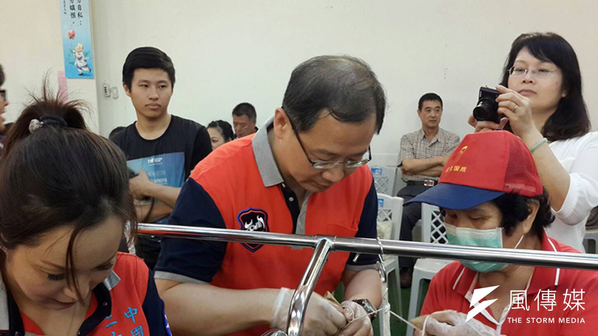 立委吳志揚帶頭包起過端午節必備的粽子。(圖/范文濱攝) 立委吳志揚帶頭包起過端午節必備的粽子。(圖/范文濱攝)