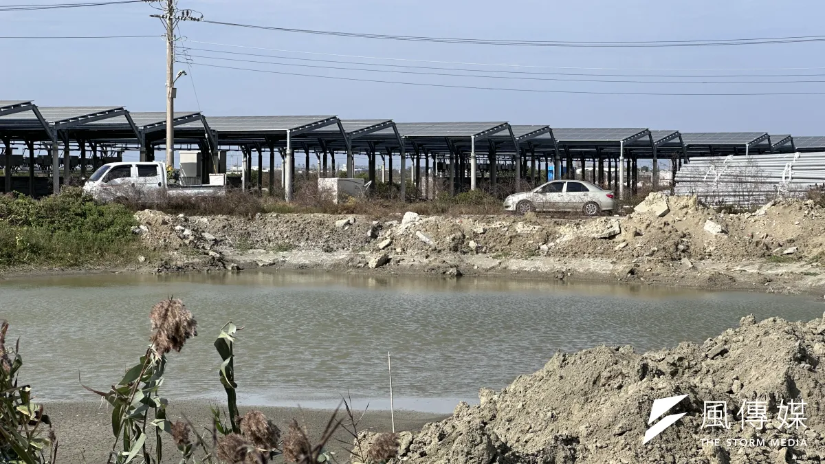 魚塭旁的光電場。(蔡宜彣攝)