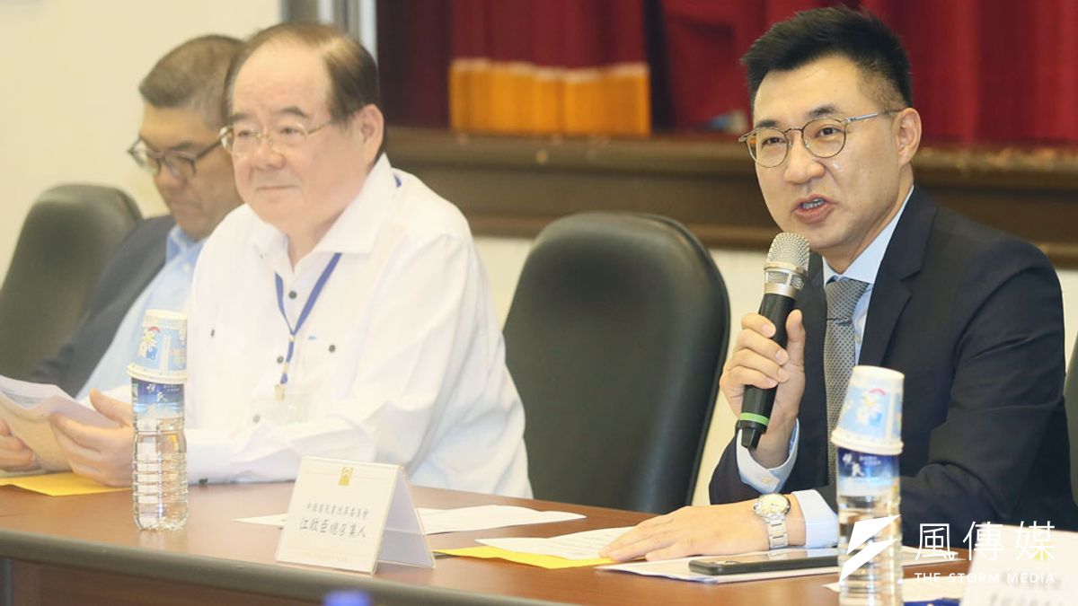 江啟臣(右)知道新兩岸論述必然會在黨內引發爭議,因而以建議案呈現。(柯承惠攝) 江啟臣(右)知道新兩岸論述必然會在黨內引發爭議,因而以建議案呈現。(柯承惠攝)