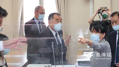 國防部長邱國正(左)、國民黨立委李貴敏(右)26日於外交國防委員會質詢時發生爭執。(顏麟宇攝)