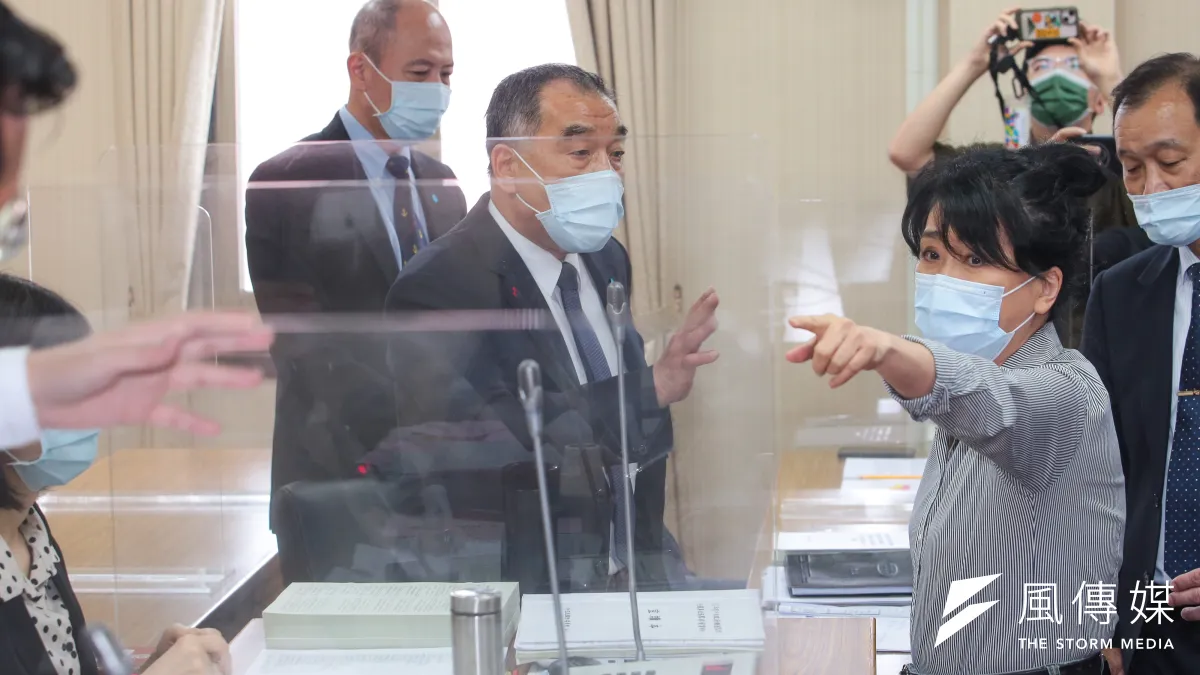 國防部長邱國正(左)、國民黨立委李貴敏(右)26日於外交國防委員會質詢時發生爭執。(顏麟宇攝)