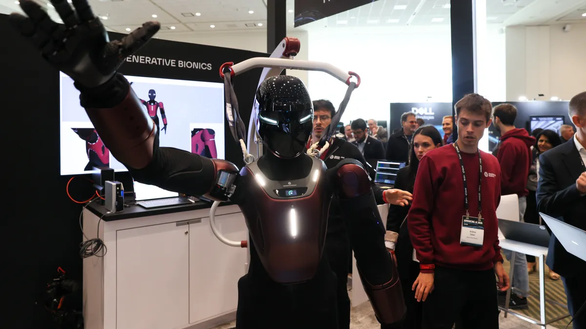 2026年07月23日,Gene.01 人形機器人在美國舊金山舉行的 AMD Advancing AI 2026 大會上示範揮手。(美聯社)