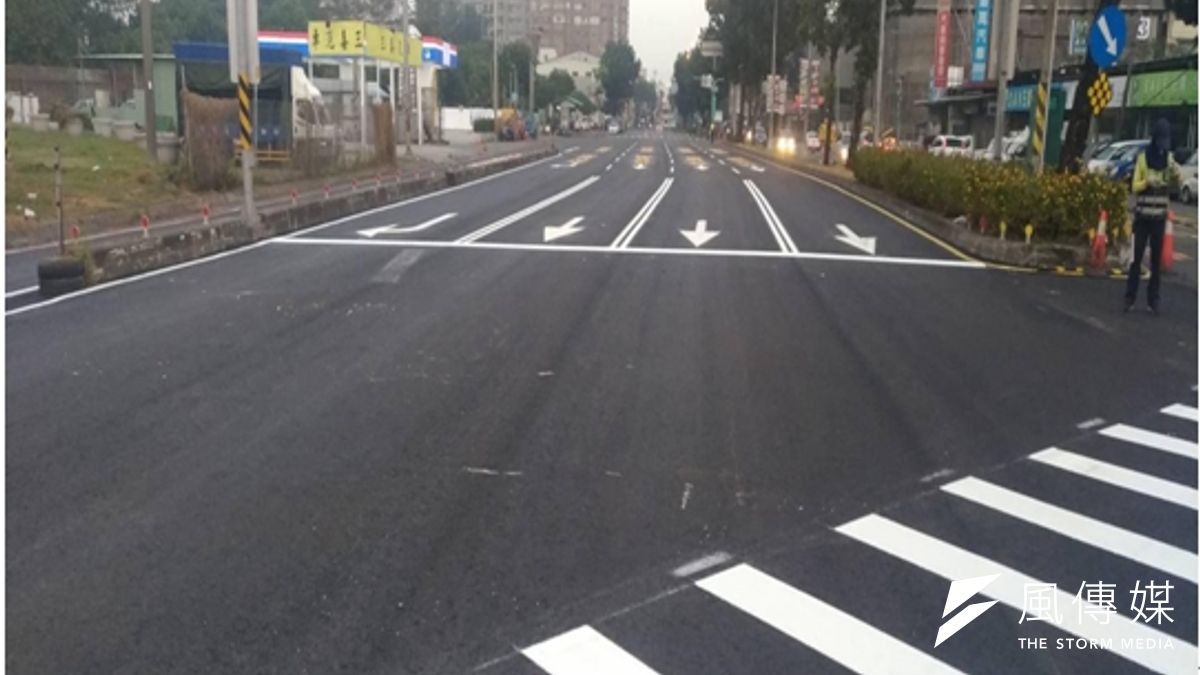 興楠路是高雄市楠梓區連接仁武區、大社區的主要道路,路面損壞嚴重,影響行車安全。(圖/徐炳文攝) 興楠路是高雄市楠梓區連接仁武區、大社區的主要道路,路面損壞嚴重,影響行車安全。(圖/徐炳文攝)