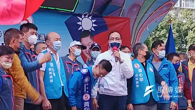 新北市議員候選人黃心華今(3)日舉辦造勢大會,侯友宜與韓國瑜(左四)同場卻硬是不同框。(戴祺修攝)