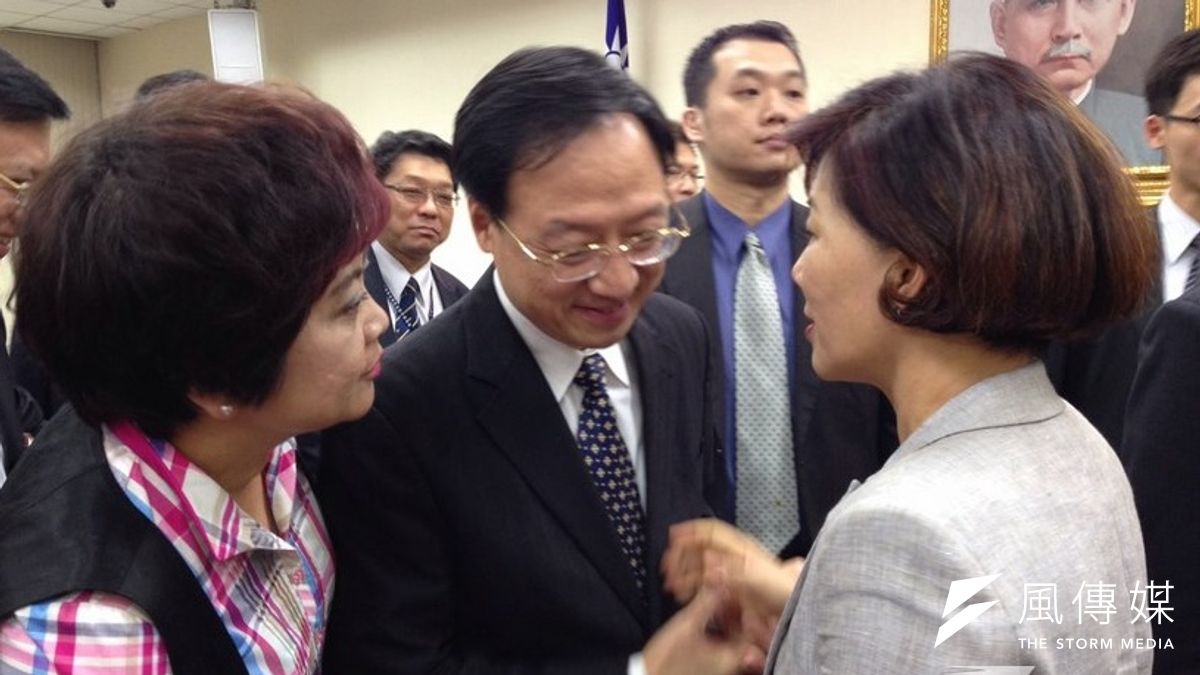 江宜樺下午出席全國模範勞工表揚大會時,首度談到近來群眾包圍立法院、圍堵立委座車事件,強調政府對於違法失序行為,一定會依法堅定執行。(羅暐智攝) 江宜樺下午出席全國模範勞工表揚大會時,首度談到近來群眾包圍立法院、圍堵立委座車事件,強調政府對於違法失序行為,一定會依法堅定執行。(羅暐智攝)