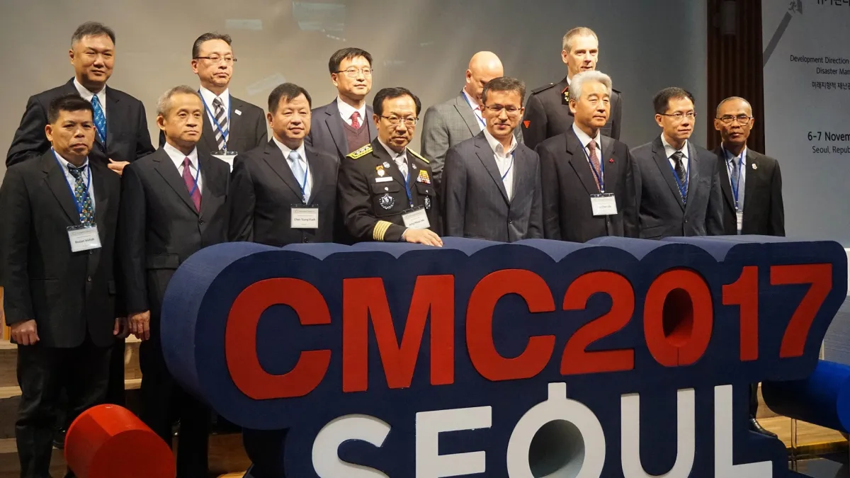 2017危機管理網年會各參與城市代表團體照,圖中前排左3為新北消防局副局長陳崇岳,左4為韓國首爾本部長鄭文鎬,左5為韓國首爾市副市長李悌源,第二排左1為簡任技正張易鴻。(圖/新北市消防局提供)